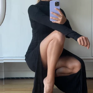 Svart långklänning i stl XS/S - Stilig svart långklänning i stl XS/S!  Jag är 1.70 cm och den är perfekt i längden. Du får den för 99 kr ✨ hämtas i Uppsala eller så tillkommer frakt. Betala via swish 