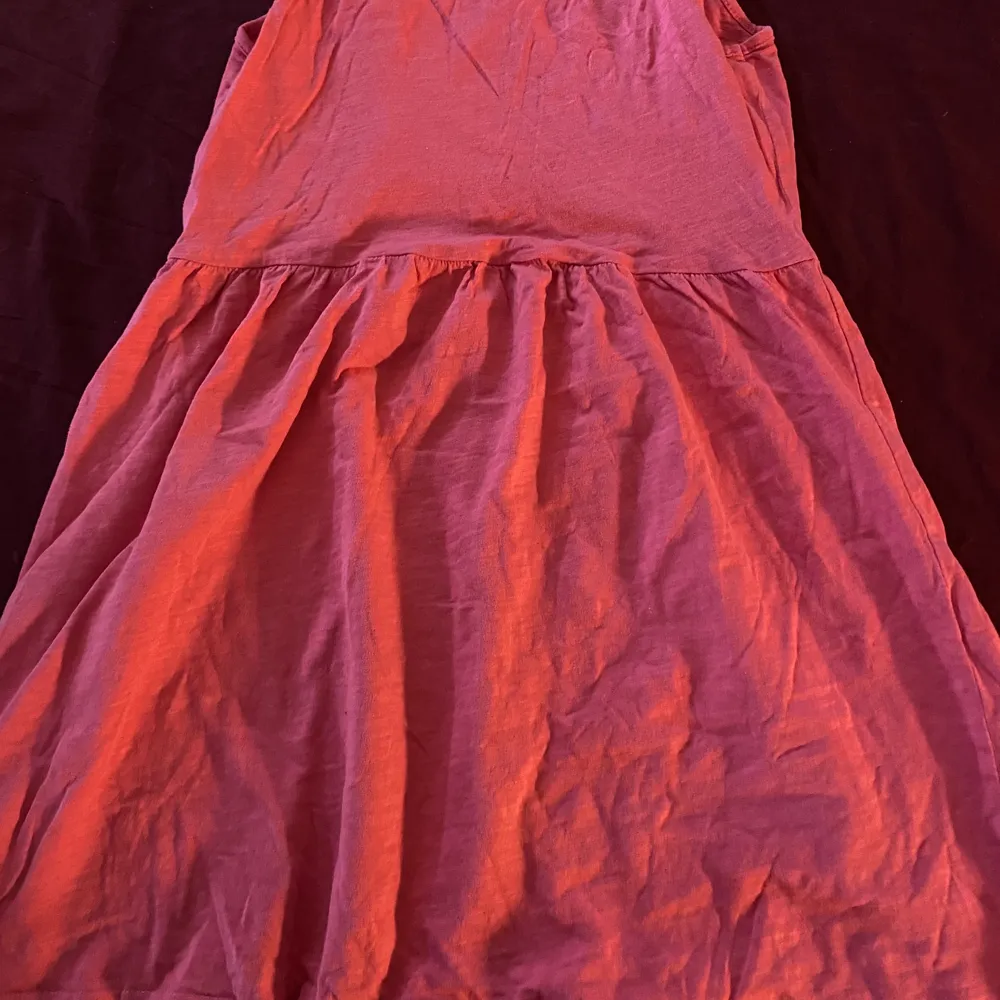 Säljer en rosa klänning! Kan hämtas eller fraktas ! Då står köparen för frakten!. Klänningar.