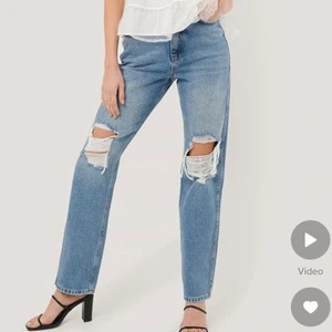 Jeans - Jättefina jeans från NAKD i storlek 36. Använda fåtal gånger. Perfekt längd för mig som är 170cm. Säljer pga de ej kommit till användning. Köparen står för frakt