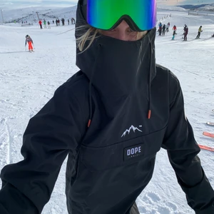 Dope Blizzard PO black snowboardjacket - Säljer en ascool snowboard jacka från Dope! Använd två vintersäsongar, hel och fin. Herrstorlek S, sitter som en M på mig som vanligtvis är xs/s. 