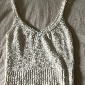 Stickat vitt linne  - Jättefint linne som knappast använts 🤍 storlek M men passar mig som vanligtvis har xs-s. Köparen står för frakt!