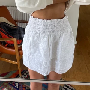 Vit volang kjol - Helt slutsåld superfin vit volangkjol från NAKD, säljer då den inte har kommit till användning. Strl 40 men passar 38💕 prislapp kvar!