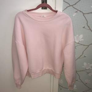 Säljer denna super mysiga rosa oversized sweatshirt från Gina tricot, är använd några gånger men är i väldigt bra skick. Kom privat för fler bilder eller frågor ☺️💗