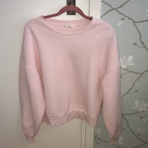 Sweatshirt  - Säljer denna super mysiga rosa oversized sweatshirt från Gina tricot, är använd några gånger men är i väldigt bra skick. Kom privat för fler bilder eller frågor ☺️💗