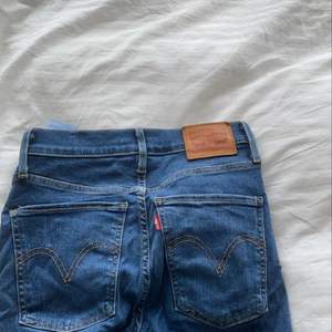 Säljer mina Levis jeans för att jag har likadana i nästan samma färg, sitter super snyggt och bra (frakten ingår inte) 💞💞💞
