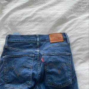 Livis jeans - Säljer mina Levis jeans för att jag har likadana i nästan samma färg, sitter super snyggt och bra (frakten ingår inte) 💞💞💞