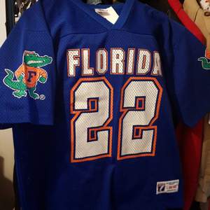 Snygg Amerikansk fotboll t-shirt, Florida Gators i mesh-material. Passar även en M och sitter då oversizeat.