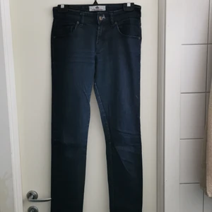 Jeans  - Säljer dessa ursnygga jeans från fornarina. Vet ej vilken modell det är men som ni ser på bilderna så är det ett par ganska basic jeans. Jeansen är storlek S. Dem har ej använts många gånger. Jeansen är lite skadade uppe vid knappen men dem funkar precis lika bra som vanligt! 💕KÖPARE STÅR FÖR FRAKT💕