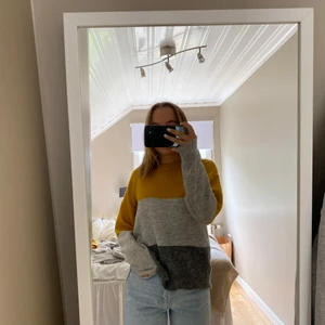 stickad tröja - en mysig tröja i tre olika färger💛🧡använd väldigt få gånger!