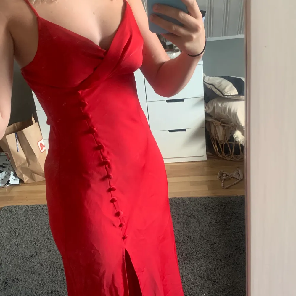 Säljer denna jättefina röda klänning i satin😊 använd en gång så är i mycket bra skick!. Klänningar.