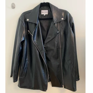 Helt ny PU-skinnjacka! - Säljer denna helt oanvända fake skinnjacka ifrån NA-KD då jag inte hann skicka tillbaka den i tid. Köptes för ca 900 kr. Jackan går ner till övre låren och är generellt ganska lös i passformen. Fickor finns på båda sidor. Ärmarna kan man också göra lite lösare nere vid änden (se bild 3). Strl 38. 🧥😋 Perfekt nu när hösten är runt hörnet!!!! 🍁🍂 (Andra bilden är lånad!)