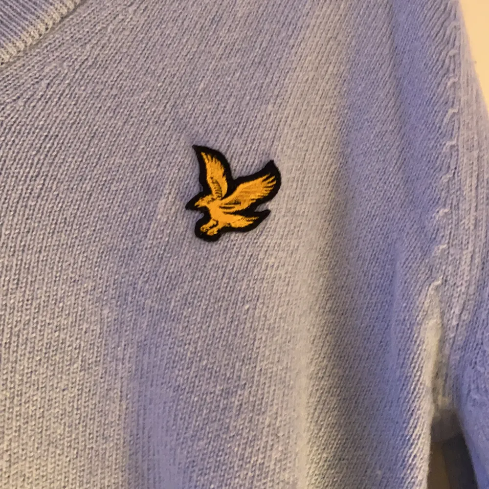 Mysig och gullig tröja från LYLE & SCOTT 🤩 har driftat den!🤩 har haft svårt att styla den med något så säljer den därför🤍 . Stickat.