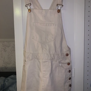 Hängselklänning aldrig använd - Säljer denna hängselklänning från only då den inte kommit till användning! Lappen finns fortfarande kvar och den är endast testad