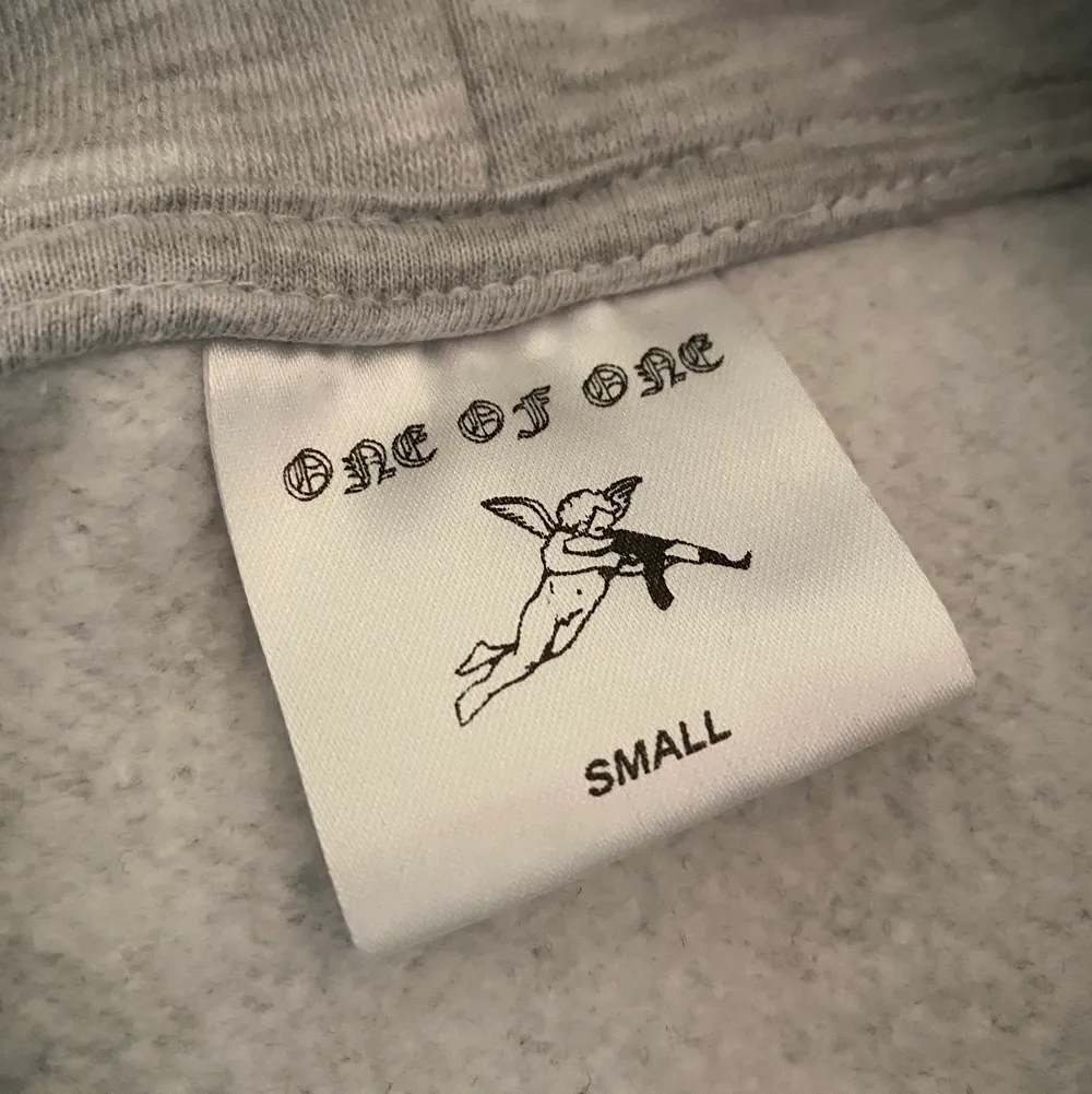 Köpte tröjan på One of One’s Popup store i Stockholm sommaren 2020, använt tröjan ett par gånger men den är iprincip i nyskick. Cond 9/10, Storlek: Small                                         KOM DM. Tröjor & Koftor.