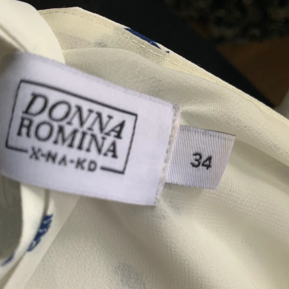 Supersöt klänning ifrån kollektionen Donna Rommina x NA-KD. Använd två gånger och älskar verkligen den, men kommer inte till användning mer. . Klänningar.