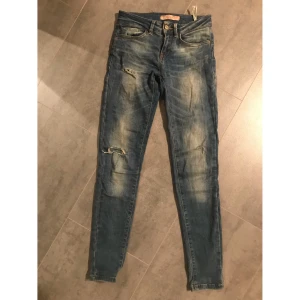 Bershka jeans - Ett par snygga ripped jeans från bershka. Man får jättesnygg rumpa i dem😍 Har verkligen älskat dessa jeansen men tyvärr är de nu för små😢 hör av er vid frågor🥰 