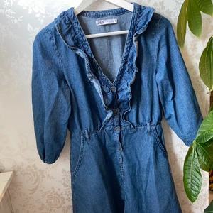 Cool volang jeans klänning från Zara - Använd fåtal gånger!!☺️🤍