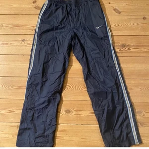 Trackpants - Ett par Nike Trackpants, får inte användning av den längre. Jag är 161cm och dem är lite långa, skulle passa på nån som är 170-175cm! skriv om intresserade❤️ FÖRSTA ÄR INTE MIN BILD!!