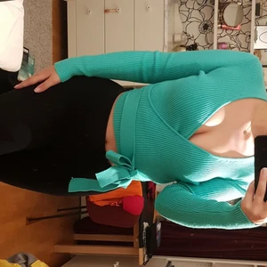 Knyttopp - Söt knyttopp från Chiquelle, den är i storlek onesize men skulle säga att den motsvarar en storlek small. Kan knytas där fram som på bilderna eller vid ryggen istället. Fint skick, knappt använd 