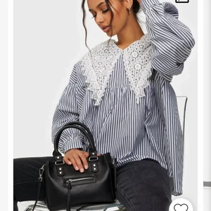 (Nelly)  SNYGG VÄSKA💕💕 - Råkade klicka hem två av den här fina väskan 😂 aldrig använt helt nytt skick så säljer för halva priset. NY PRIS: 399kr , står ej för frakt💕 kontakta för mer bilder