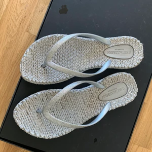 Flipflops  - Silverfärgade flipflops från Ilse Jacobsen. Använda fåtal gånger, strl 38. Sälja för 150kr, frakt tillkommer!