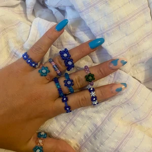 Pärlade ringar  - Säljer en del av mina egen gjorda populära pärlade ringar av anledningen att jag inte använder just dessa. Det är enbart två stycken av dessa ringar som jag använt men alla är i nyskick. Säljer ringarna för 10kr st och köparen står för frakten. 