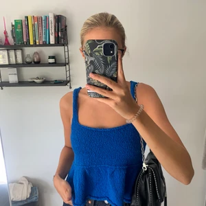 Stickad topp - Säljer min oanvända blåa stickade topp från Zara! Storlek M men passar mig som är S/M jättebra. Lapp kvar! Meddela om frågor. Buda från 30kr! (KÖPAREN står för frakt) Betalning via Swish. 💙💙