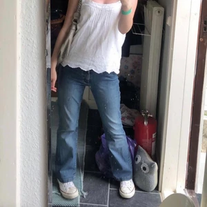 Skit snygga Populära jeans!! - Hej säljer nu dem här snygga jeansen som jag tyvärr inte använder längre men synd för dem ä sjukt snygga och jätte bekväma! Vet inte riktigt vad det är för storlek på dem men om du har frågor om storleken eller mått på mig så är det bara att komma privat annars är det bara att buda!💗