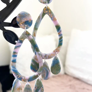 Örhängen  - Örhängen av glitter lera . Frakt 24kr Dm för mer info🥰