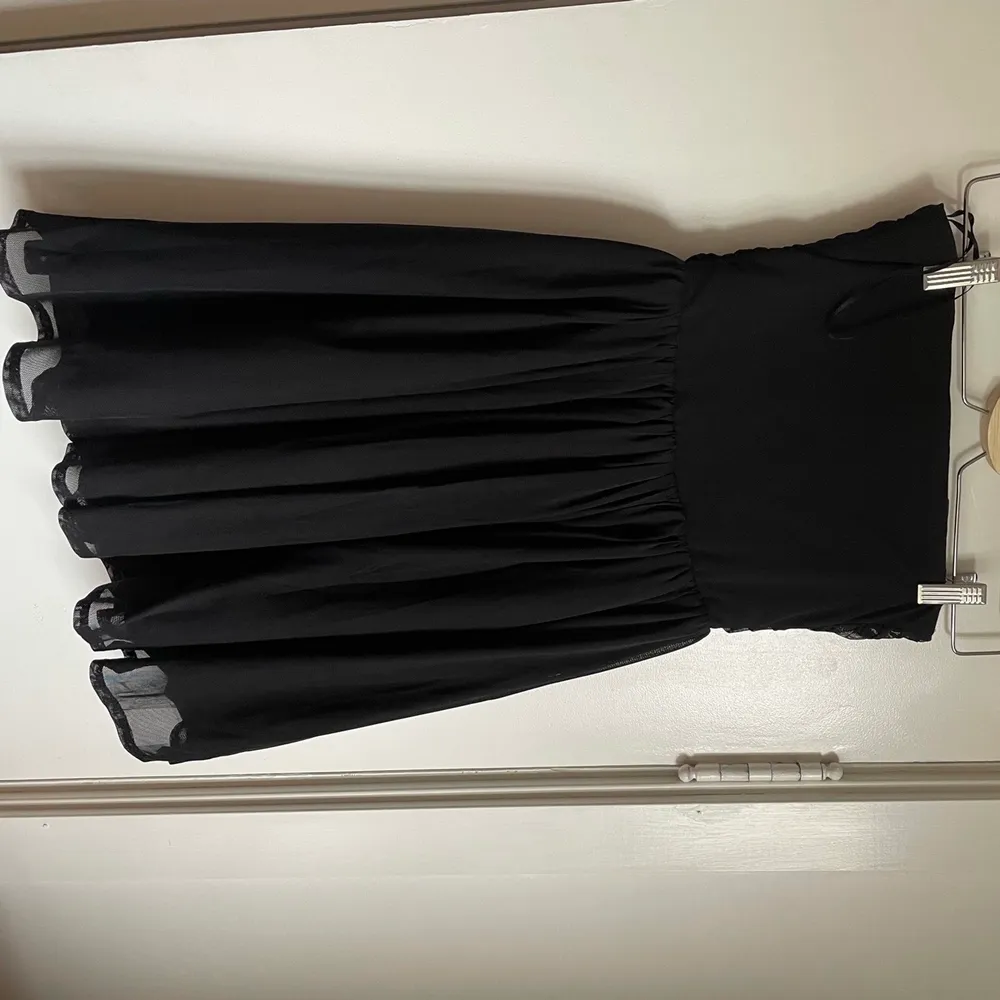 En cool svart klänning som jag säljer pga den är för liten. Använd en gång. Klänningar.