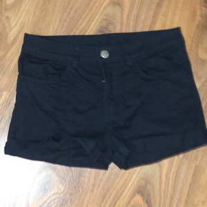 Detta är svarta shorts i storlek 146!