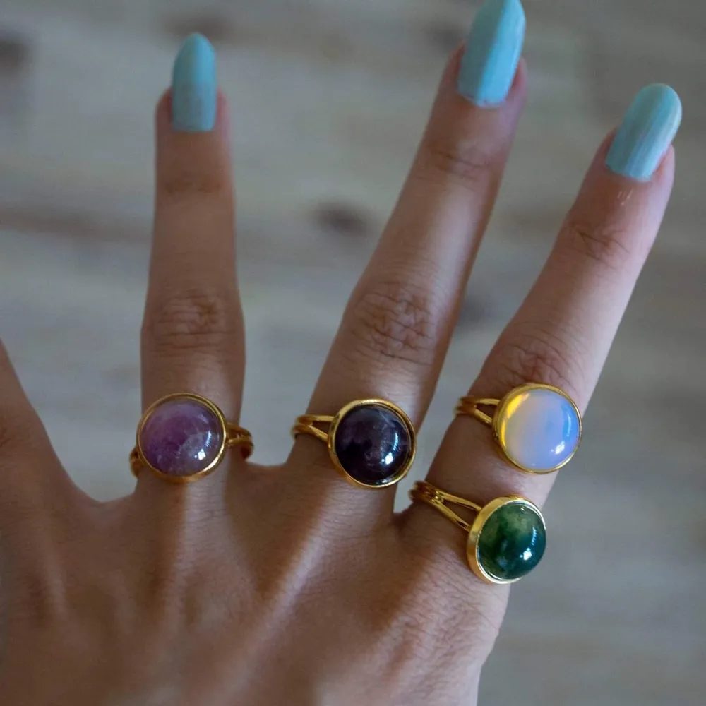 Kristall ringar, hemmagjorda, äkta kristaller med justerbar ring. ✨🌿 Kristallerna är; Ametyst, Opal, Green Aventurine, den röda och mörkblå är jag osäker på. ✨ Skriv gärna om ni har frågor, vi skickar alltid inom 2 dagar och frakten är 12:- 💜 Vi samfraktar annat från profilen med 💜 På sista bilden ser ni alla ringar vi har färdiga. . Accessoarer.