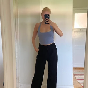 Perfekta halternecktoppen!  - Så fin topp från Urban outfitters i blått 💙 öppen i ryggen och skönt stretchigt material🙏🏼använd max tre ggr så i jättebra skick! Buda från 150 💙