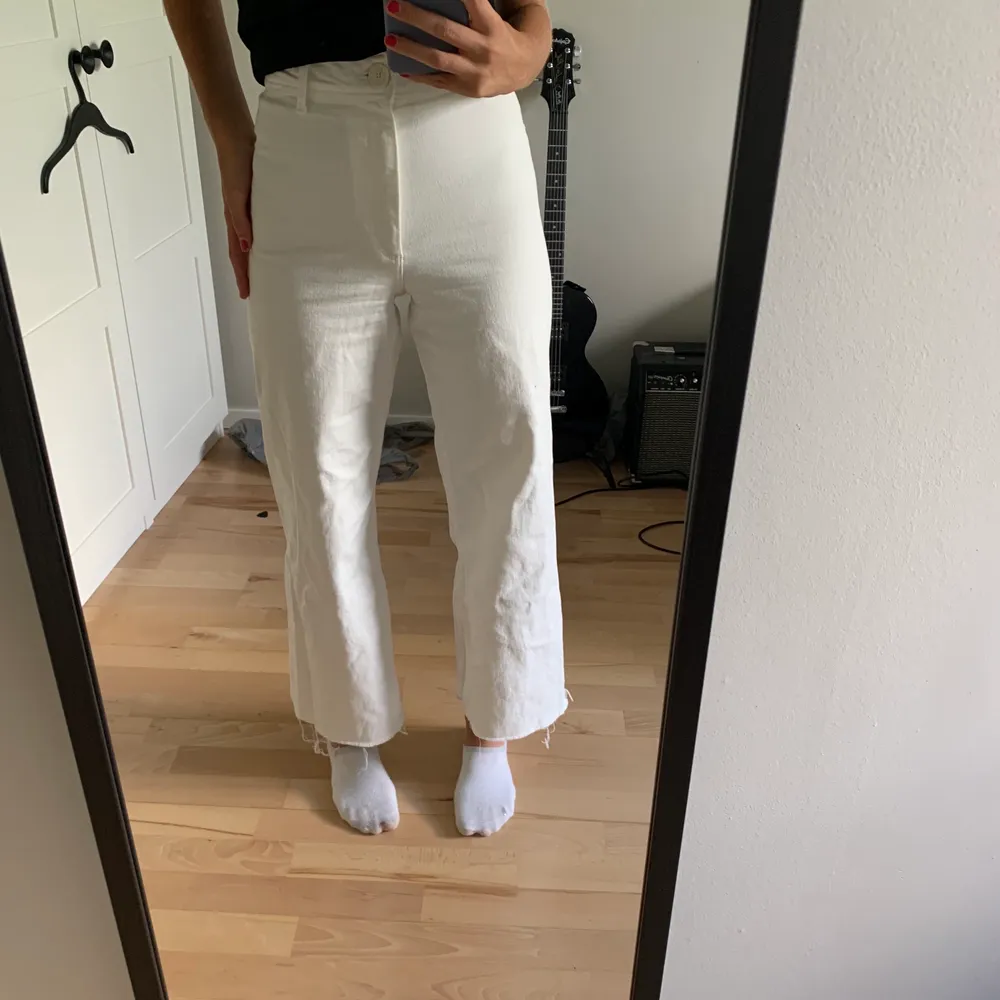 Vita jeans från zara, säljer då jag inte gillar passformen. Inte så använda, inget slitage. . Jeans & Byxor.