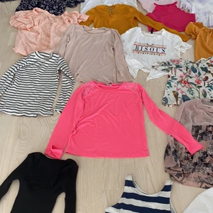 Kläder billigt - Säljer ALLA för 40 kronor styck Köp 4 för 100.   Pride T-shirten säljer jag för 50 kronor eftersom den är helt ny. nypris var 250 kronor. Ariana grande T-shirt i storlek S och XS. Per styck säljer jag för 50. köptes för 149 per styck.  Lila färgämne T-shirt i lila köptes för 99 kronor helt oanvänd säljer den för 50 kronor och går ej att köpa längre. kontakta mig för mer info och bilder❤️❤️