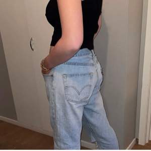 Snygga jeans ifrån Levis köpa Second hand. Bara använda ett fåtal gånger, säljer då det är något stora på mig!
