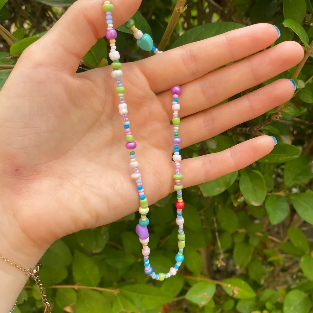 Säljer supersnygga halsband som är helt unika! Just detta använder många olika färger men vid förfrågan så kan jag såklart ändra till en eller flera olika färger! 💖 Vill man ha låsbara halsband så kostar det 10 kr mer! Skriv för fler frågor 🌸💕. Asusteet.