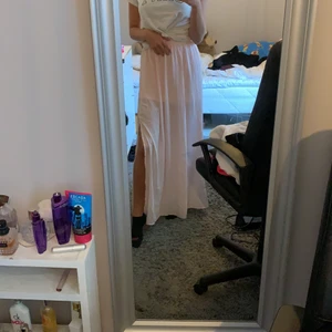 En kjol - Säljer denna kjol för den inte har kommit till användning. För fler bilder eller frågor är det bara att fråga mig så kan jag fixa det💗😝