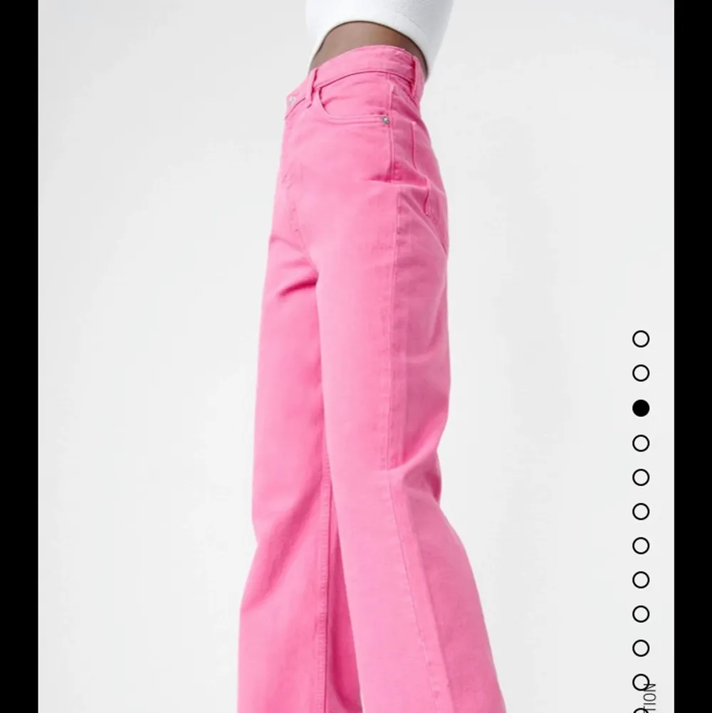 Säljer dessa byxor från Zara! Aldrig använda (lappen sitter kvar)💗💗💗. Jeans & Byxor.
