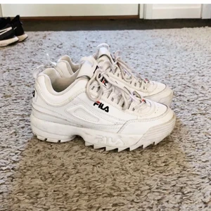 Fila disruptor sneakers - Jättefina sneakers använda ett fåtal gånger. Säljer eftersom de inte passar mig. 