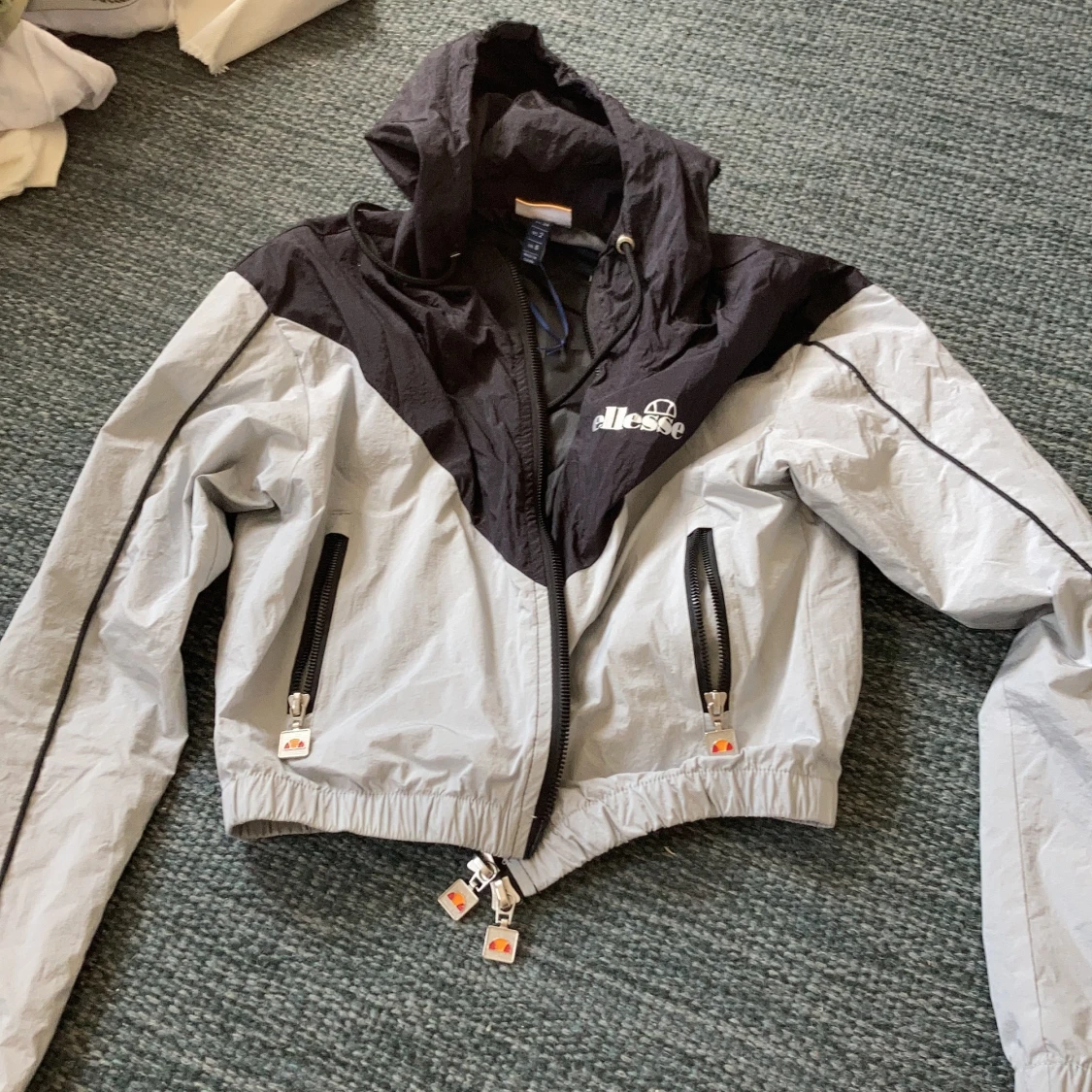 Cropped tunn vindjacka från Ellesse