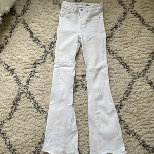 Vita Bikbok bootcut jeans strl S - Bra skick, inte använt de så mycket. Passar inte mig längre.
