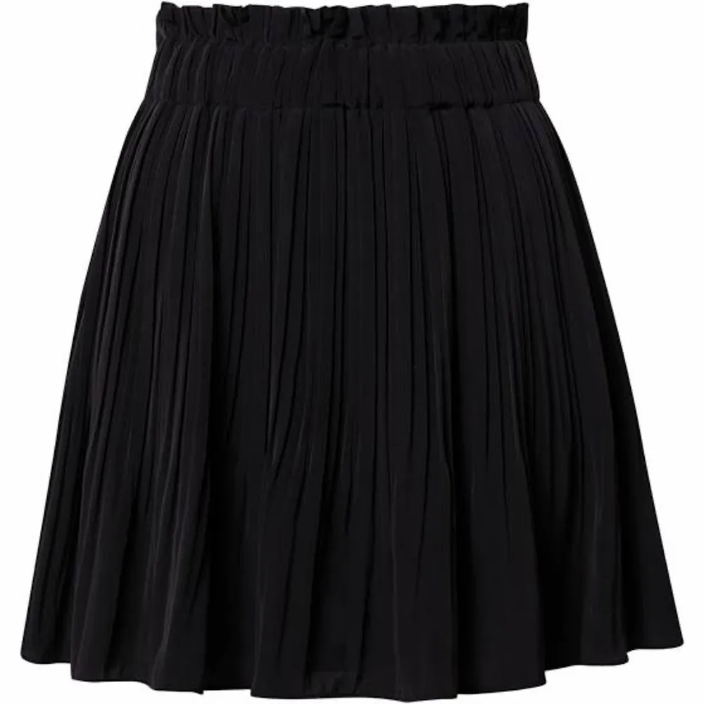 Säljer min plisserad svarta kjol från Nakd som passar året runt💗 Knappt använd, storlek 36.. Kjolar.