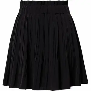 Säljer min plisserad svarta kjol från Nakd som passar året runt💗 Knappt använd, storlek 36.