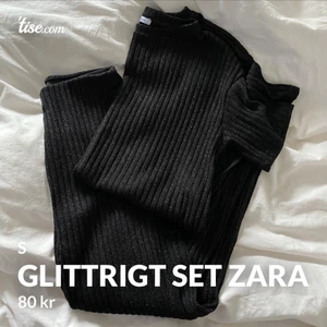 Set från Zara - Cropade byxor! läs texten i min bio innan ni skickar massa frågor! snabba, direkta och krångelfria köp prioriteras! säljer ut massa från min garderob till ett billigt pris, pruta ej! fast fraktpris! önskar du däremot köpa flera av mina kläder kan jag skicka detta i samma paket för fraktpriset av en! 