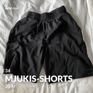 Mjukisshorts - läs texten i min bio innan ni skickar massa frågor! snabba, direkta och krångelfria köp prioriteras! säljer ut massa från min garderob till ett billigt pris, pruta ej! fast fraktpris! önskar du däremot köpa flera av mina kläder kan jag skicka detta i samma paket för fraktpriset av en! 
