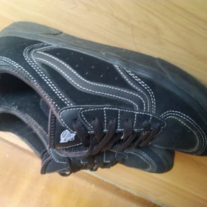Vans Rowley 99/66 svarta - Skateskor storlek 42 ej använda till bräda alls , använda endast fåtal gånger. Ingen låda existerar då de är slängt 