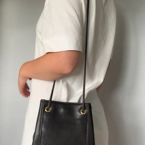 T-shirtklänning - Snygg vit t-shirtklänning från Zara. Perfekt till stranden! Gott skick. Jag är 174 cm klänningen är stl 36. Frakt ingår i priset