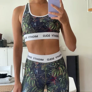 Träningsset i stl S - Riktigt snygga träningskläder från mighty solo i stl S! I väldigt bra skick då dem inte kommer till användning. Ordinarie pris 1200 kr men du får båda för 500 kr! 💕