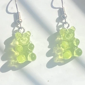 Gröna Björn örhängen  - Säljer dessa supergulliga örhängen, de är nickelfria har gjort de själv (spritade såklart händerna innan jag gjorde dem) spritar även händerna när jag packar de! Säljer för 19kr + 13kr frakt totalt: 32kr 